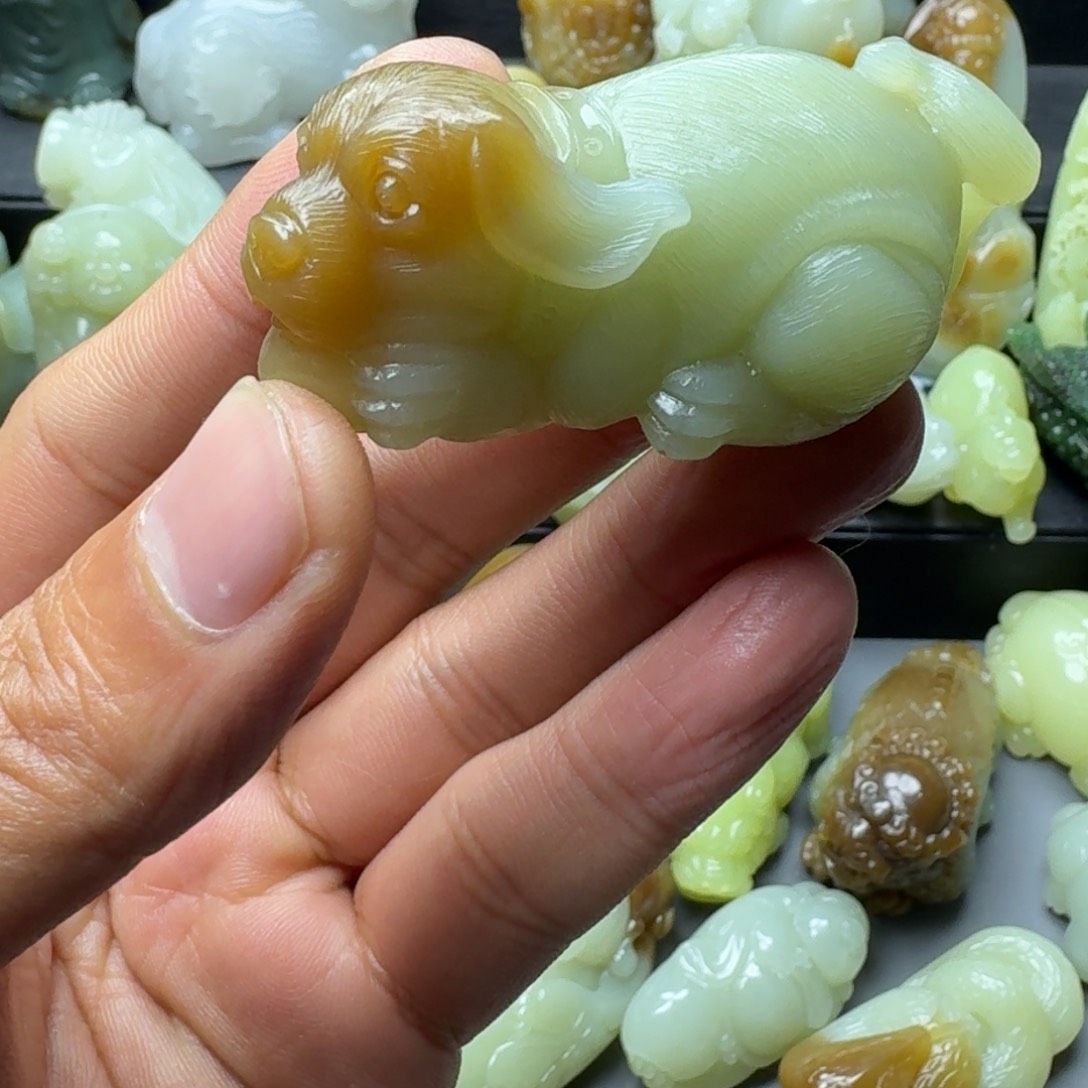 和田玉挂件未镶嵌走**来