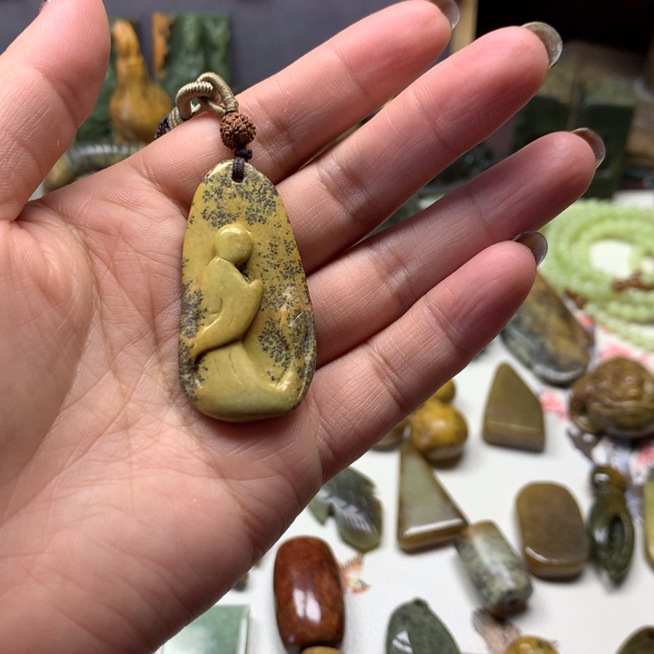 透闪石质玉未镶嵌颈饰