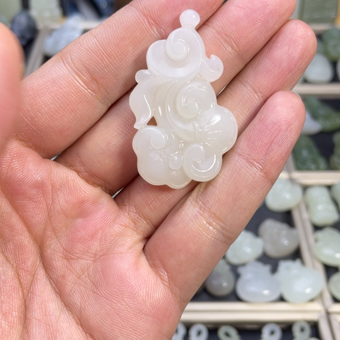 和田玉颈饰未镶嵌玉如意