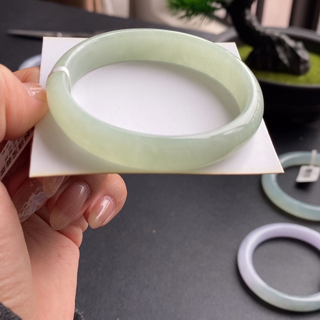 翡翠手镯未镶嵌翡翠