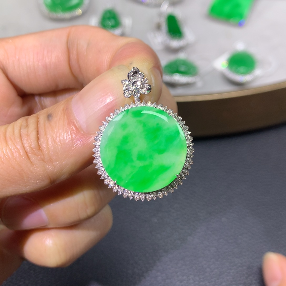 翡翠颈饰18K金镶嵌翡翠