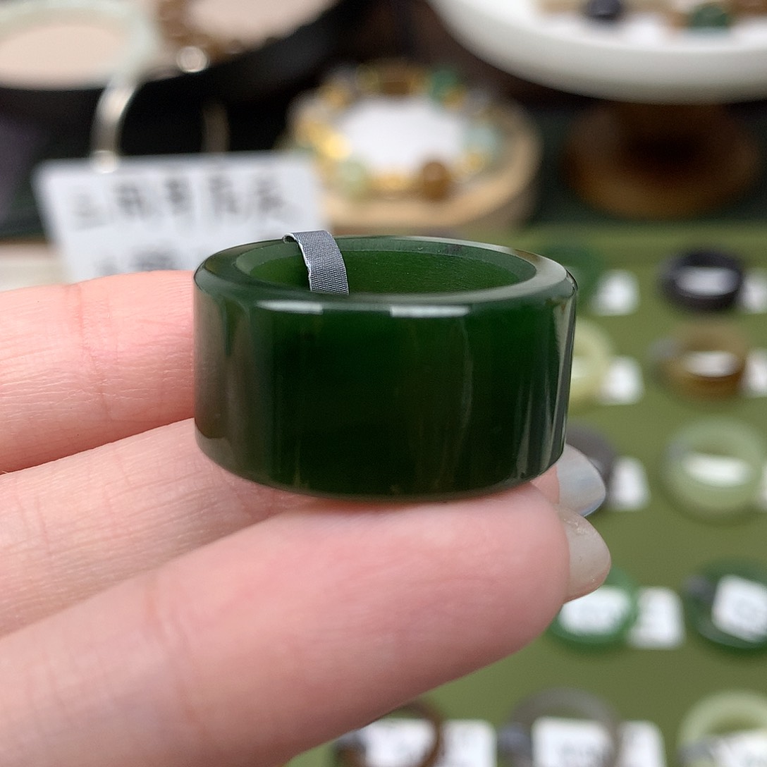 未镶嵌戒指和田玉