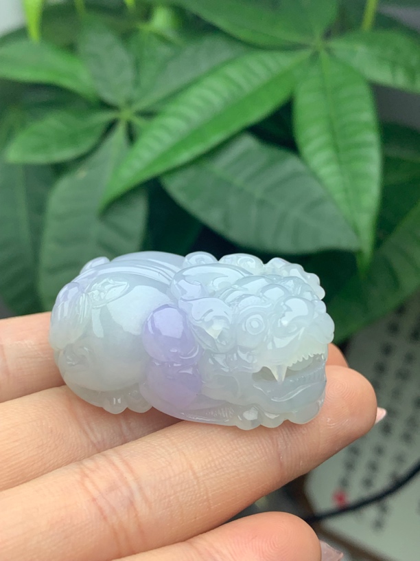 天然缅甸翡翠口含珠貔貅吊坠 俏色巧雕