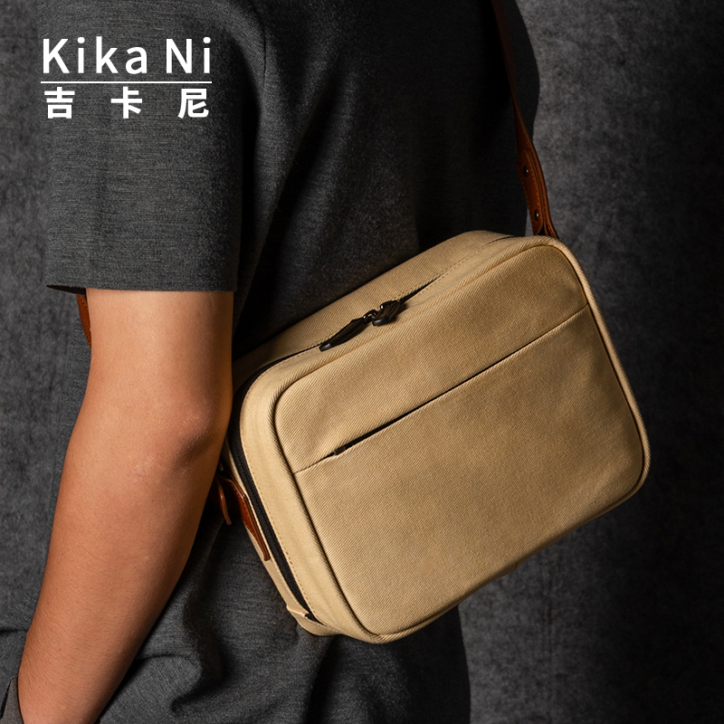 Kika Ni男斜挎包英式优雅简约潮牌斜跨包大容量帆布胸包户外百搭