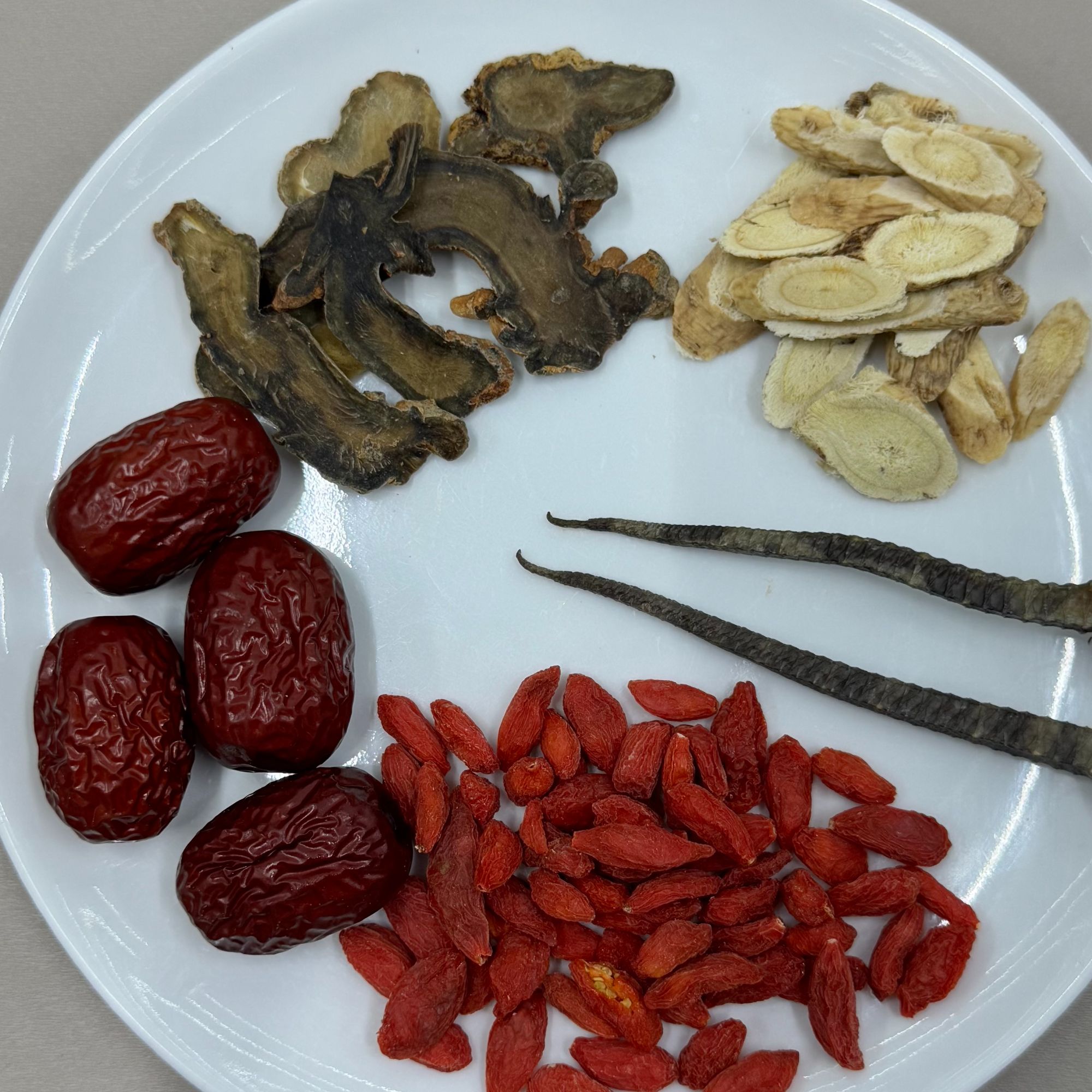 儿童成长汤 枸杞10克 红枣20克 黄芪8克 田七10克 其他3克左右