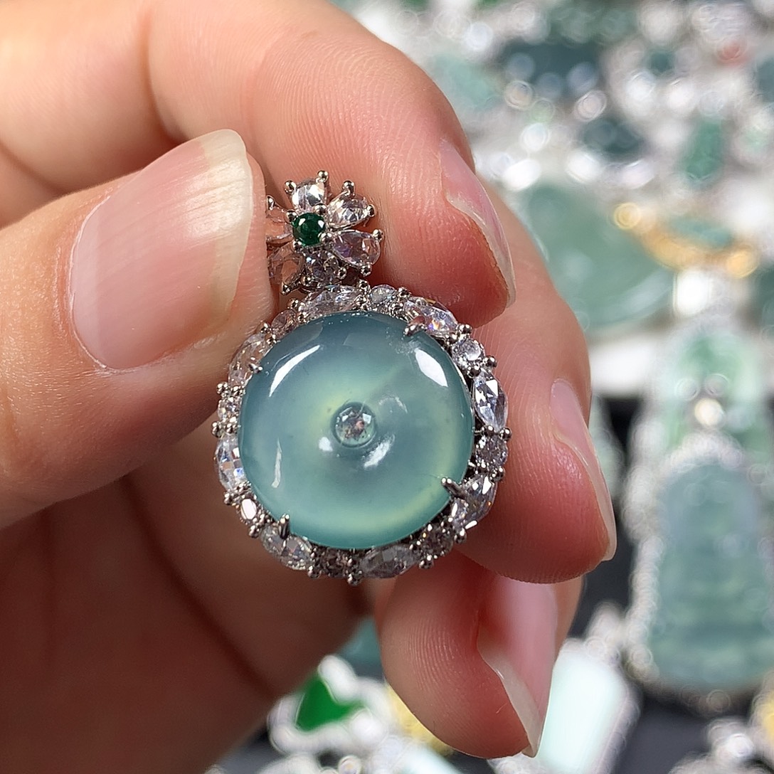 翡翠未镶嵌颈饰平安扣