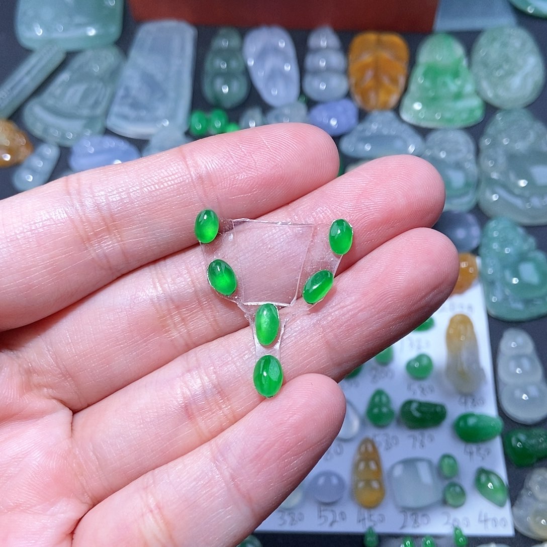 翡翠颈饰未镶嵌高冰阳绿蛋面一套