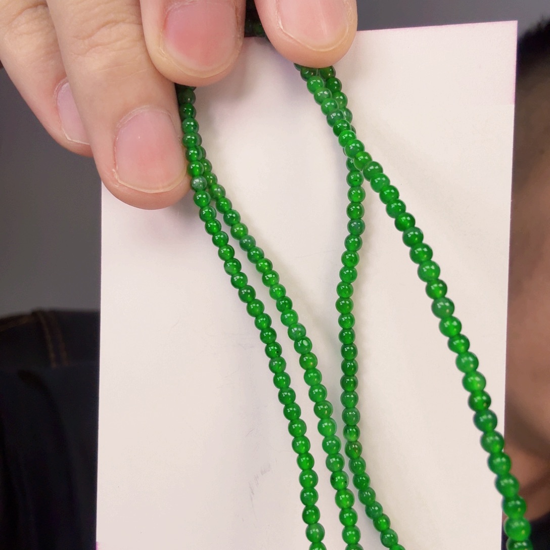 翡翠未镶嵌颈饰一件