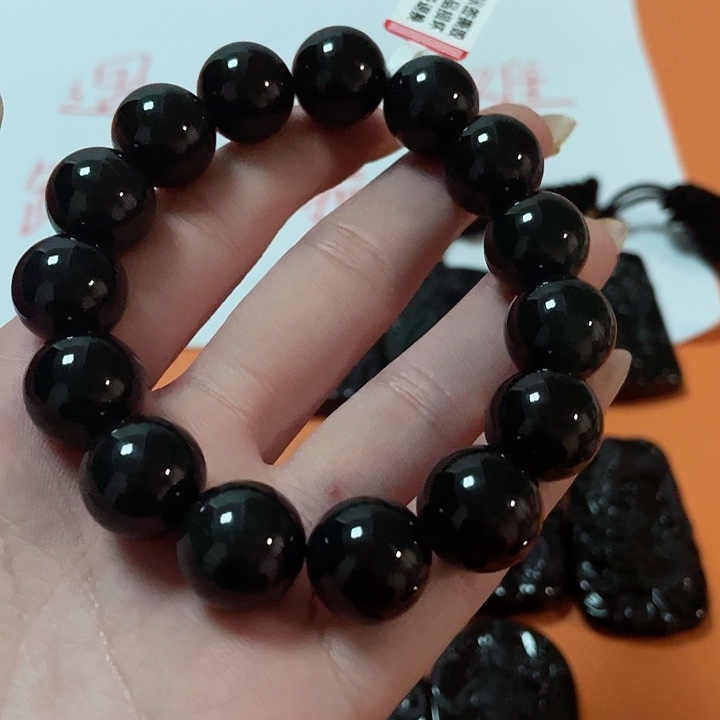 翡翠颈饰未镶嵌飞*，