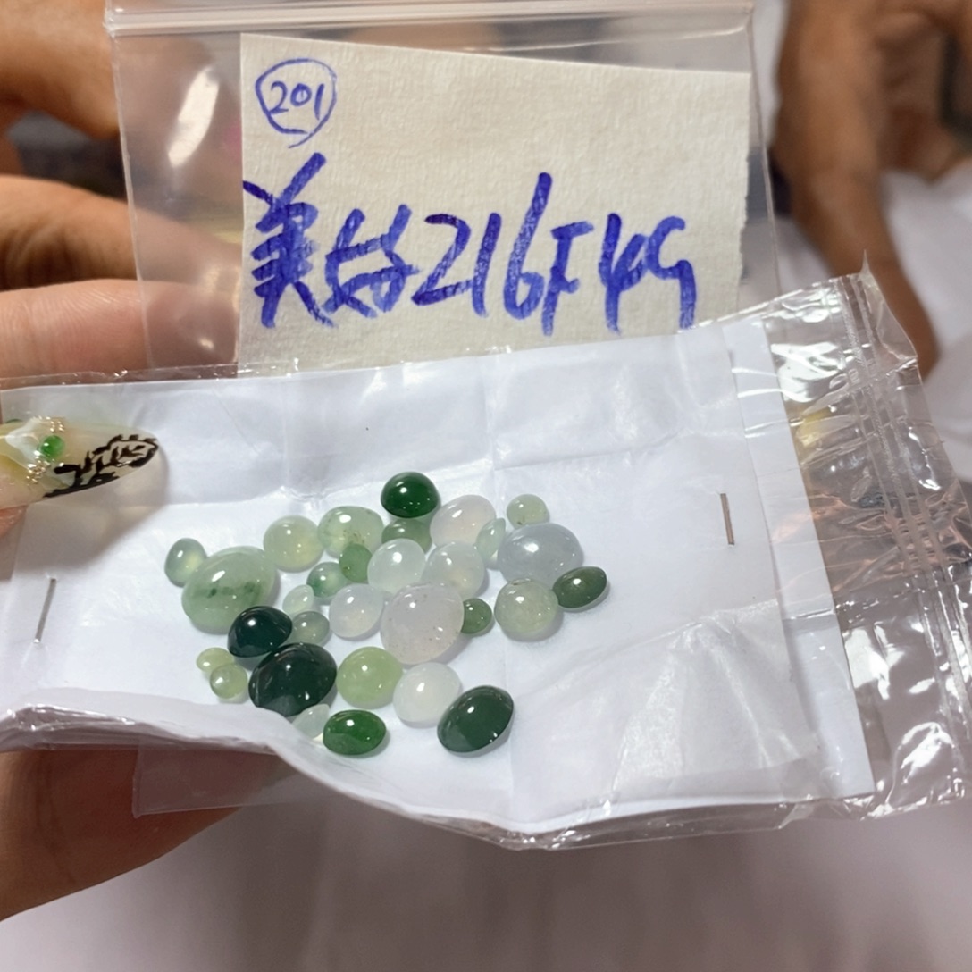 定制翡翠未镶嵌美**天不