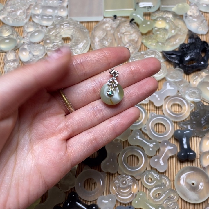 蛇纹石玉颈饰未镶嵌