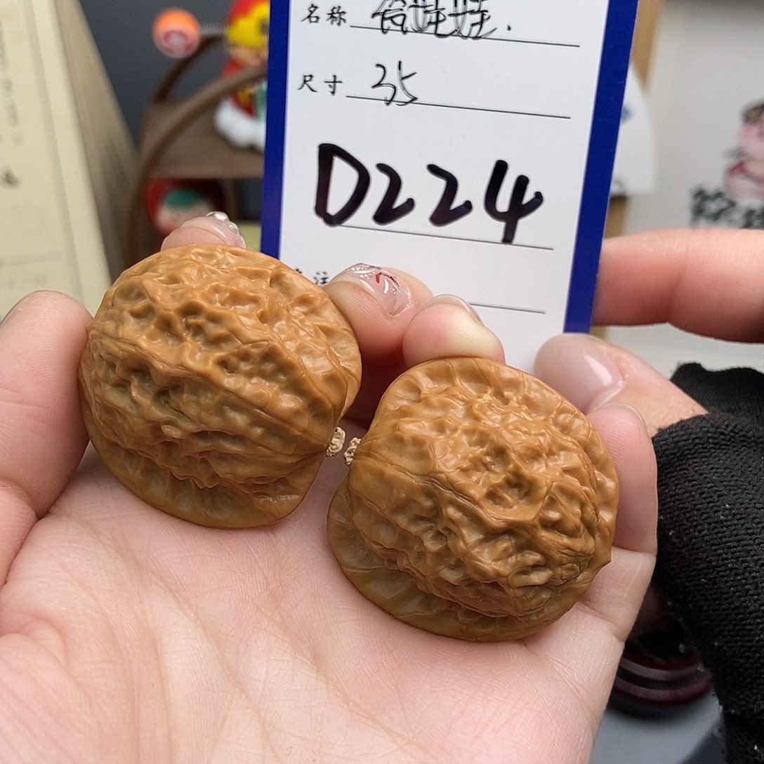 文玩核桃吊坠（***）瓷娃娃