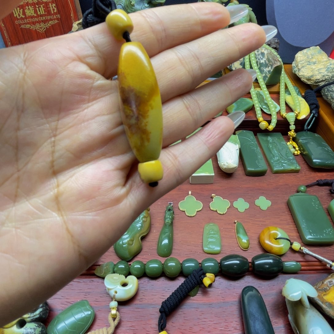 颈饰未镶嵌岫岩河磨玉（透闪石质玉）