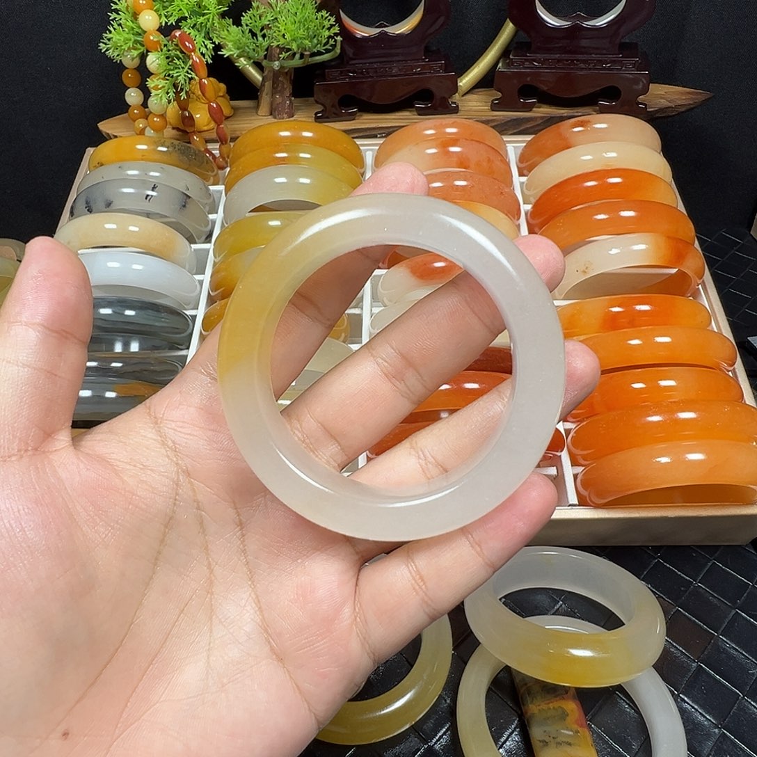 雁***翎石英质玉（黄龙玉）未镶嵌手镯