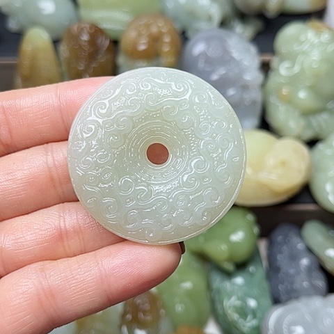 颈饰未镶嵌和田玉龍**人