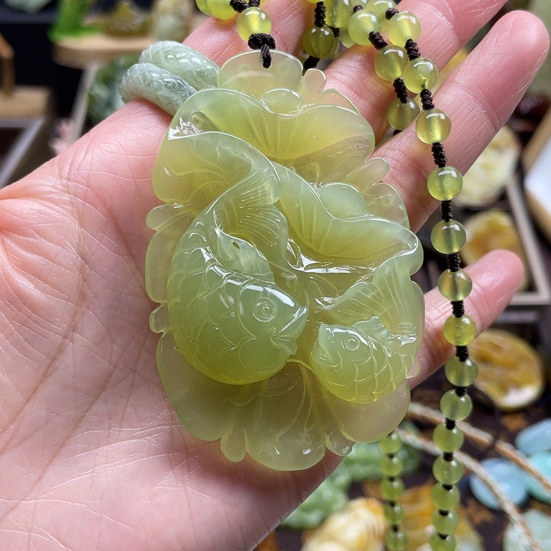 蛇纹石玉颈饰未镶嵌岫玉双鱼