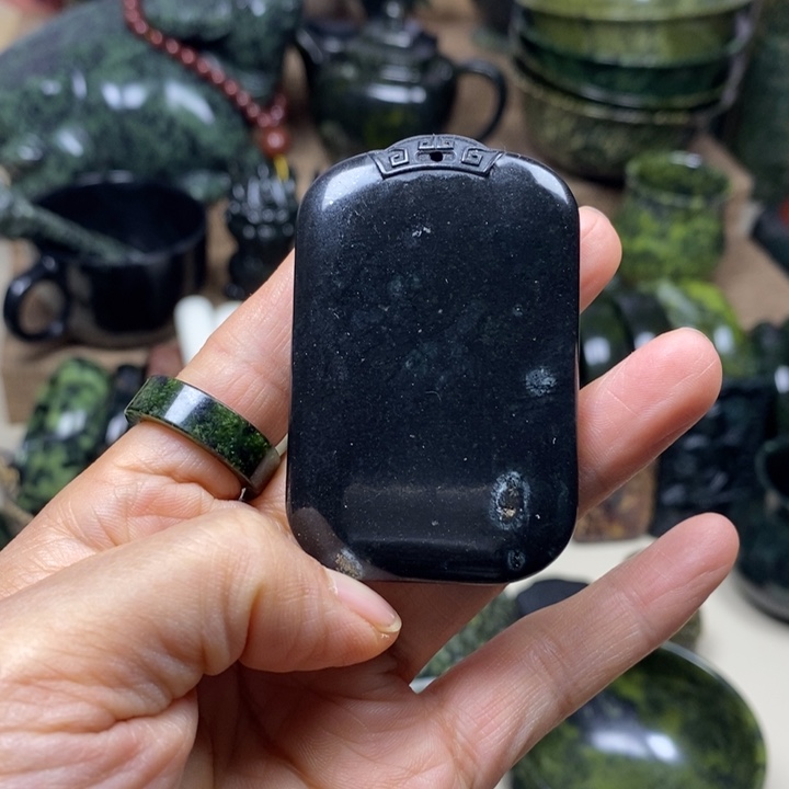 蛇纹石玉未镶嵌项链黑包公无事牌