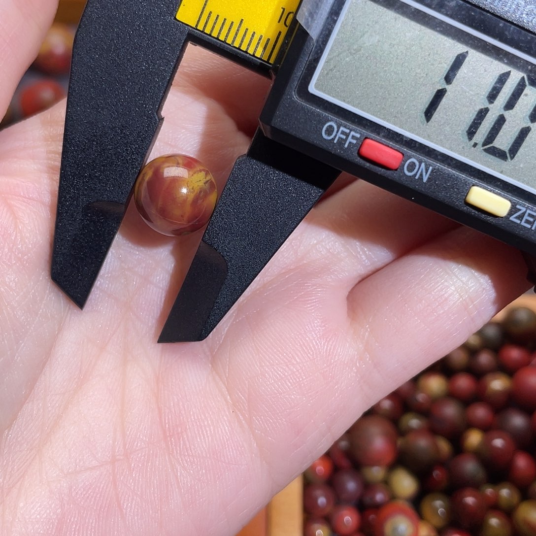 南红玛瑙未镶嵌圆珠有裂