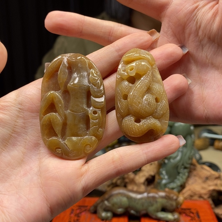 岫岩河磨玉（透闪石质玉）颈饰未镶嵌玉*缘