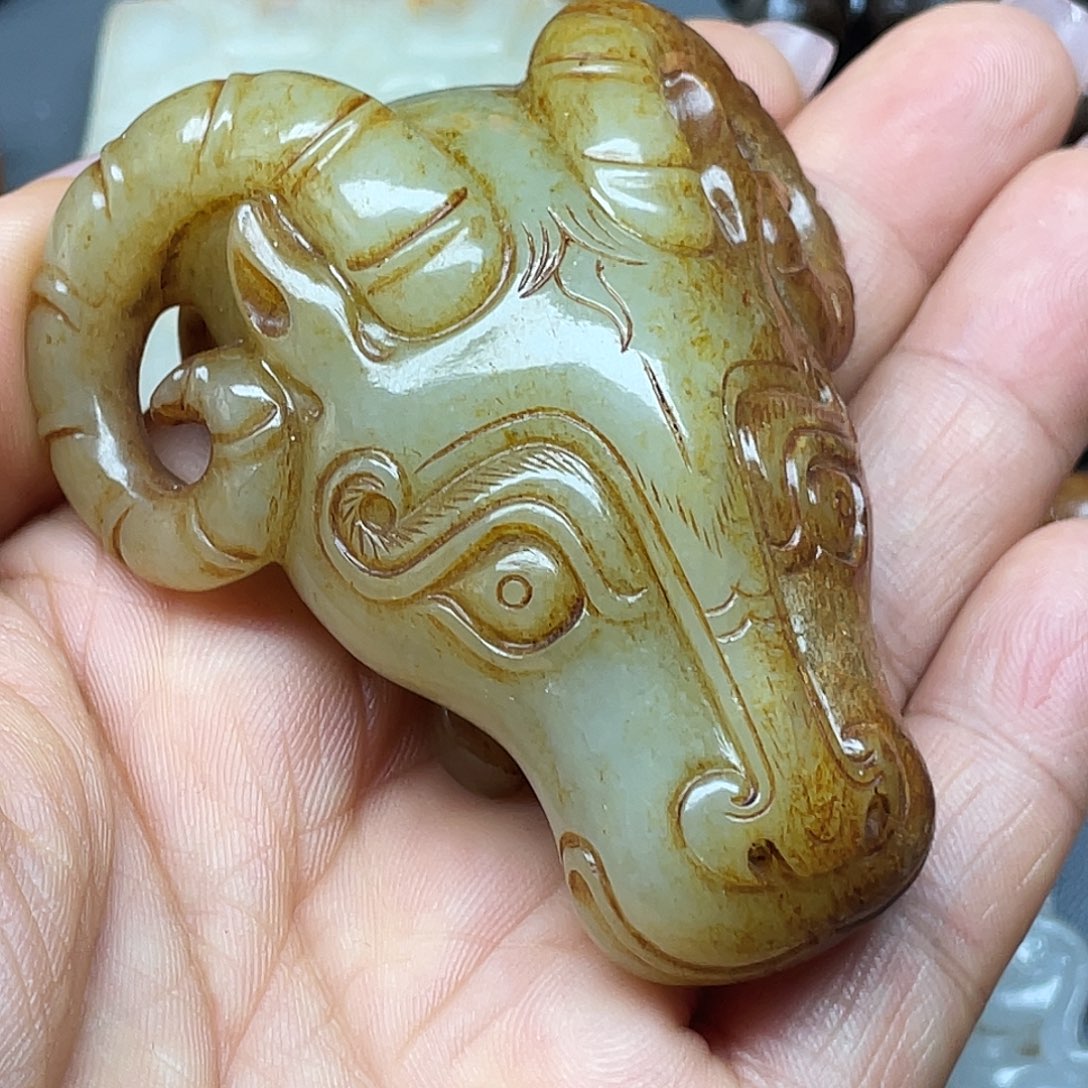 知***足和田玉未镶嵌颈饰