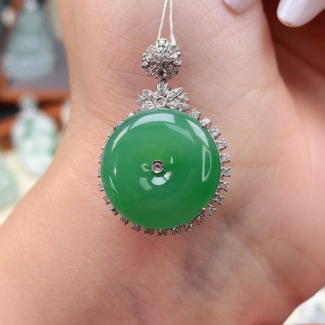 颈饰18K金镶嵌翡翠扣