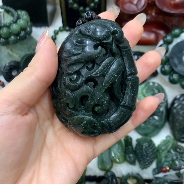 蛇纹石玉未镶嵌颈饰