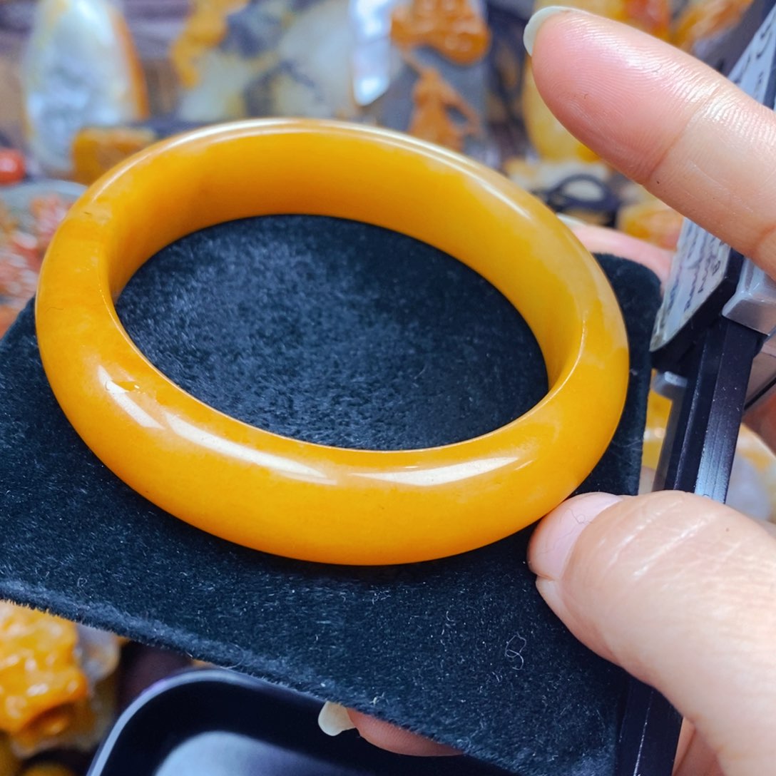 未镶嵌石英质玉（黄龙玉）颈饰