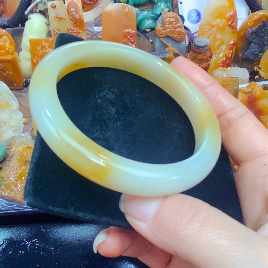未镶嵌石英质玉（黄龙玉）颈饰
