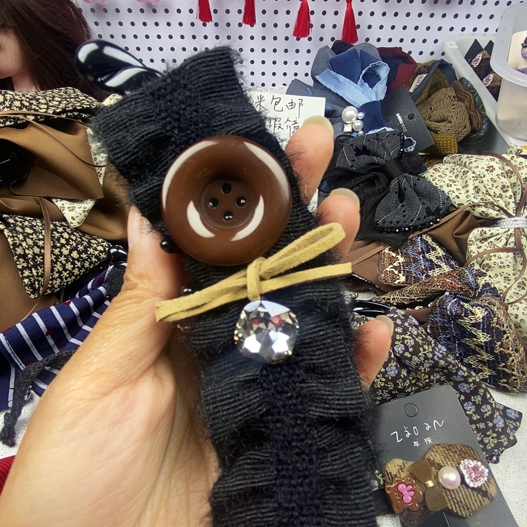 布艺非金属13cm咖色钮扣香蕉夹