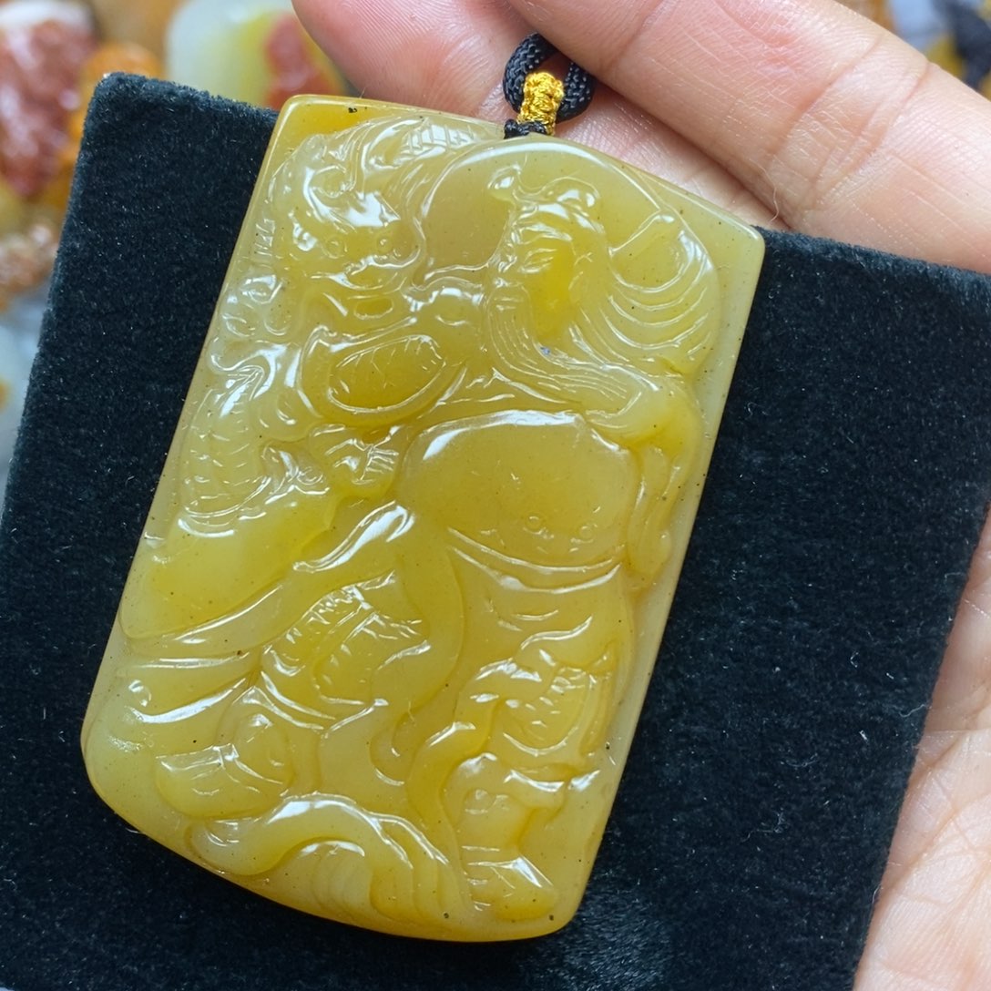 未镶嵌石英质玉（黄龙玉）颈饰