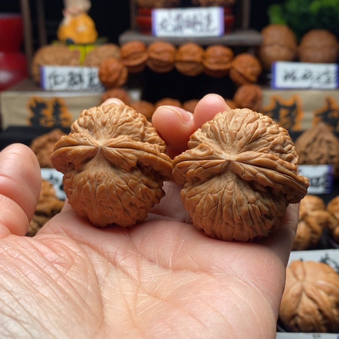 文玩核桃把件劉*帥球白
