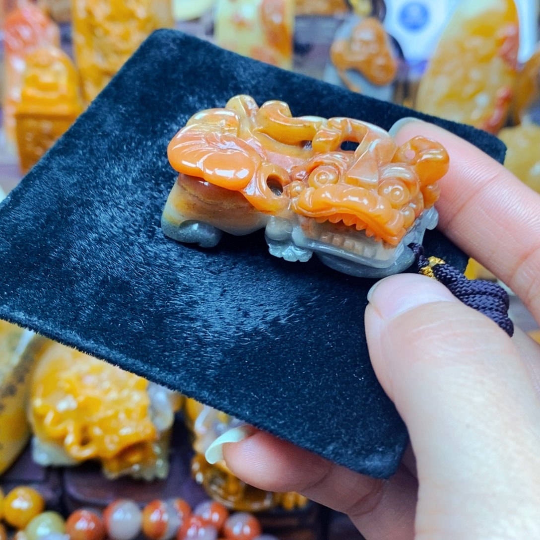 未镶嵌石英质玉（黄龙玉）颈饰