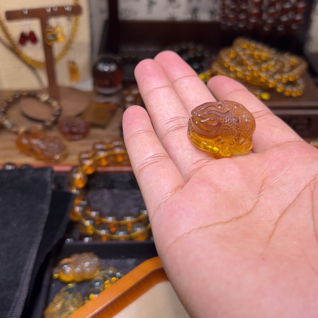 琥珀未镶嵌颈饰金蟾