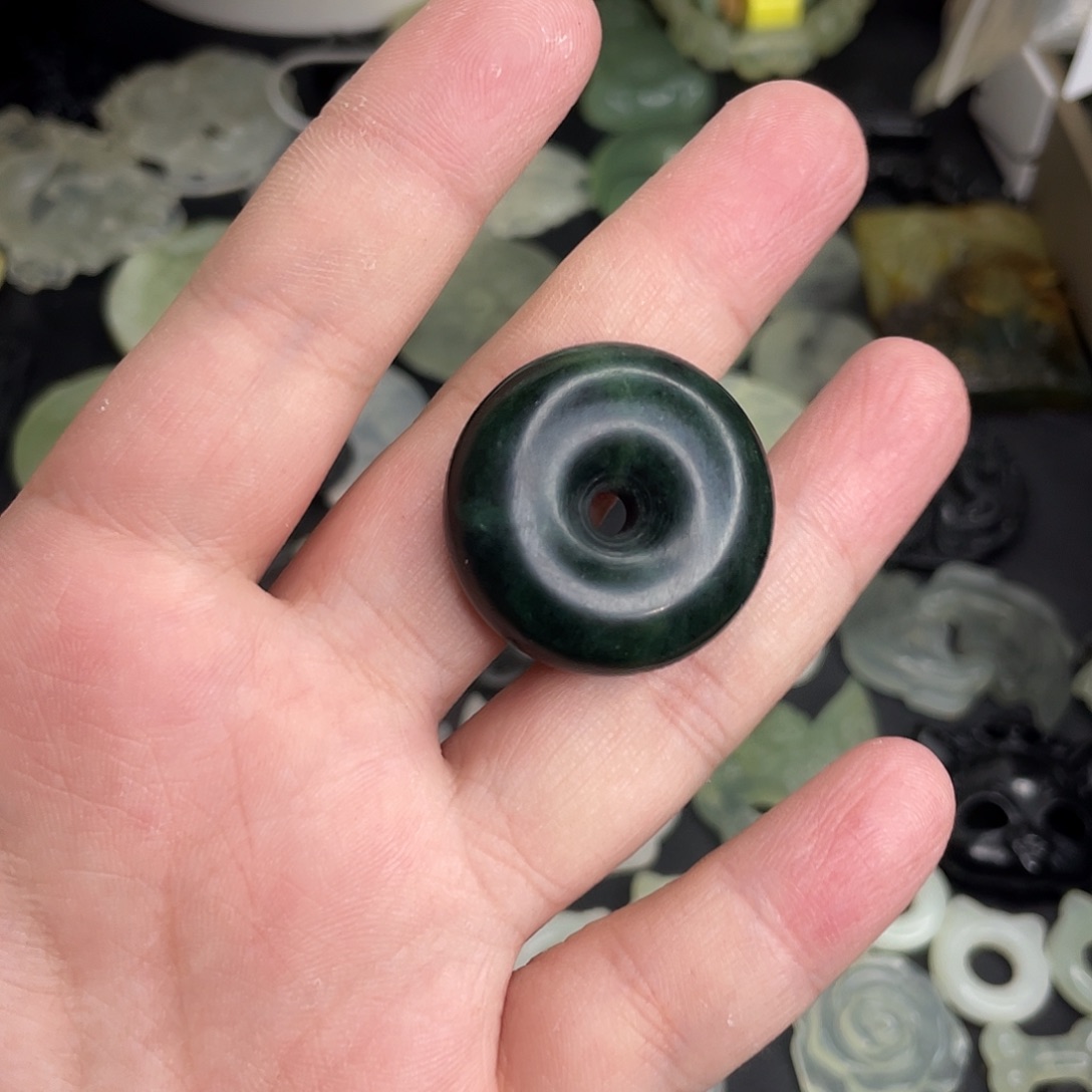 岫玉未镶嵌颈饰扣