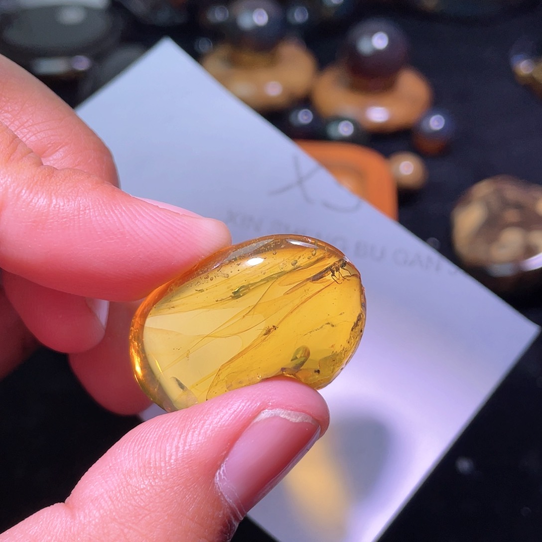琥珀裸石未镶嵌，