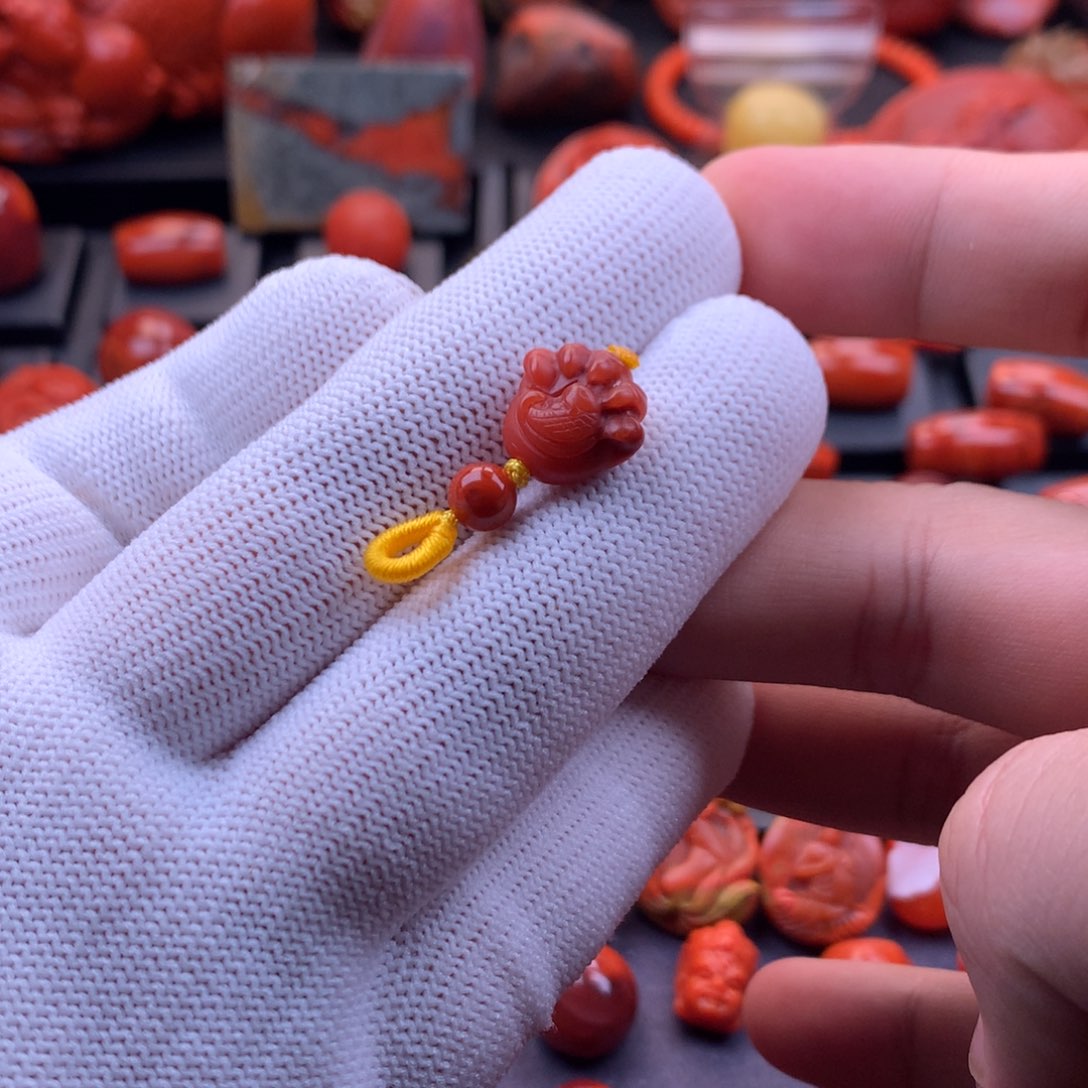 南红玛瑙未镶嵌精工雕刻抓钱手背云13.3mm