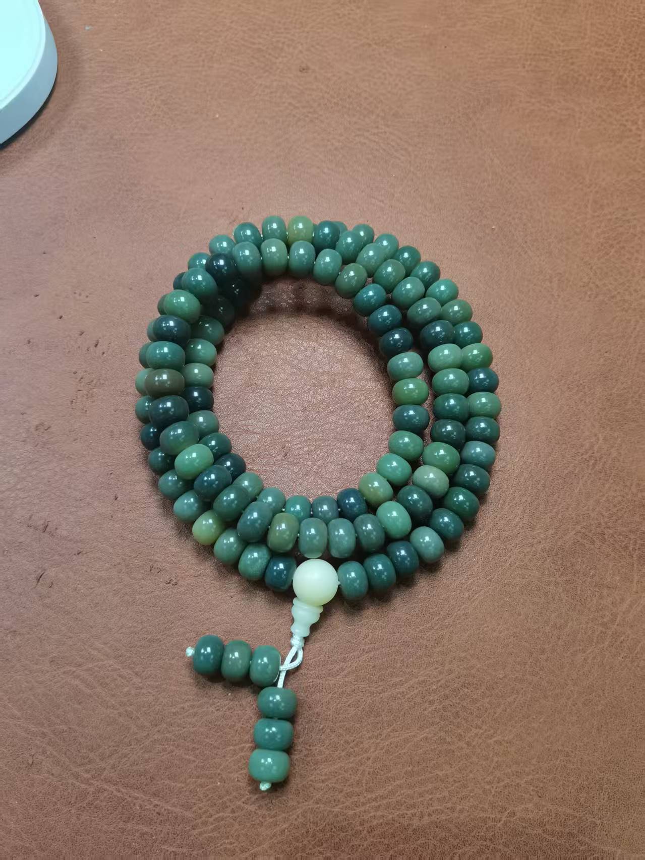 B424白玉菩提绿水鬼卡1.2多圈手串