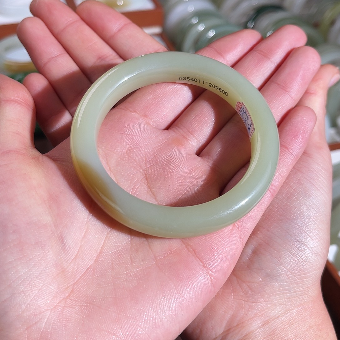 油****和田玉未镶嵌手镯