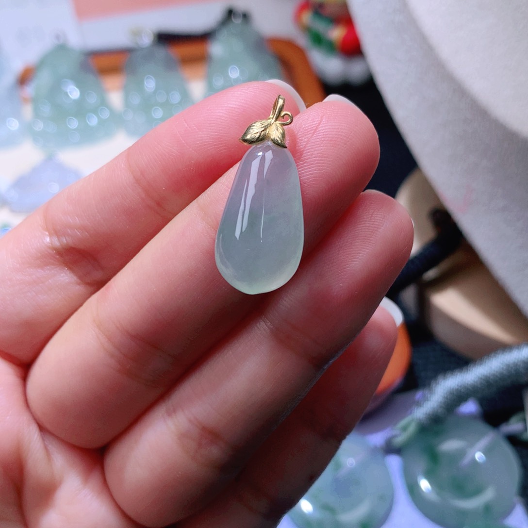 颈饰18K金镶嵌翡翠福瓜