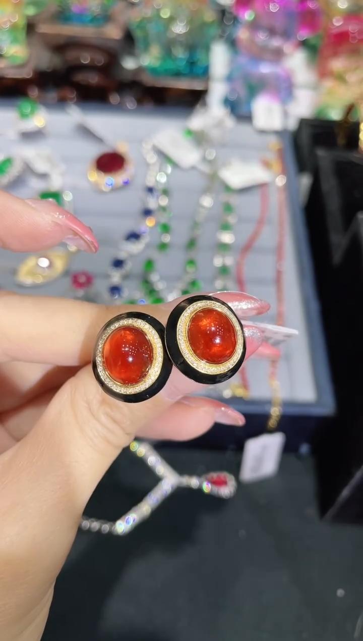  18K金镶嵌天然芬达石耳饰