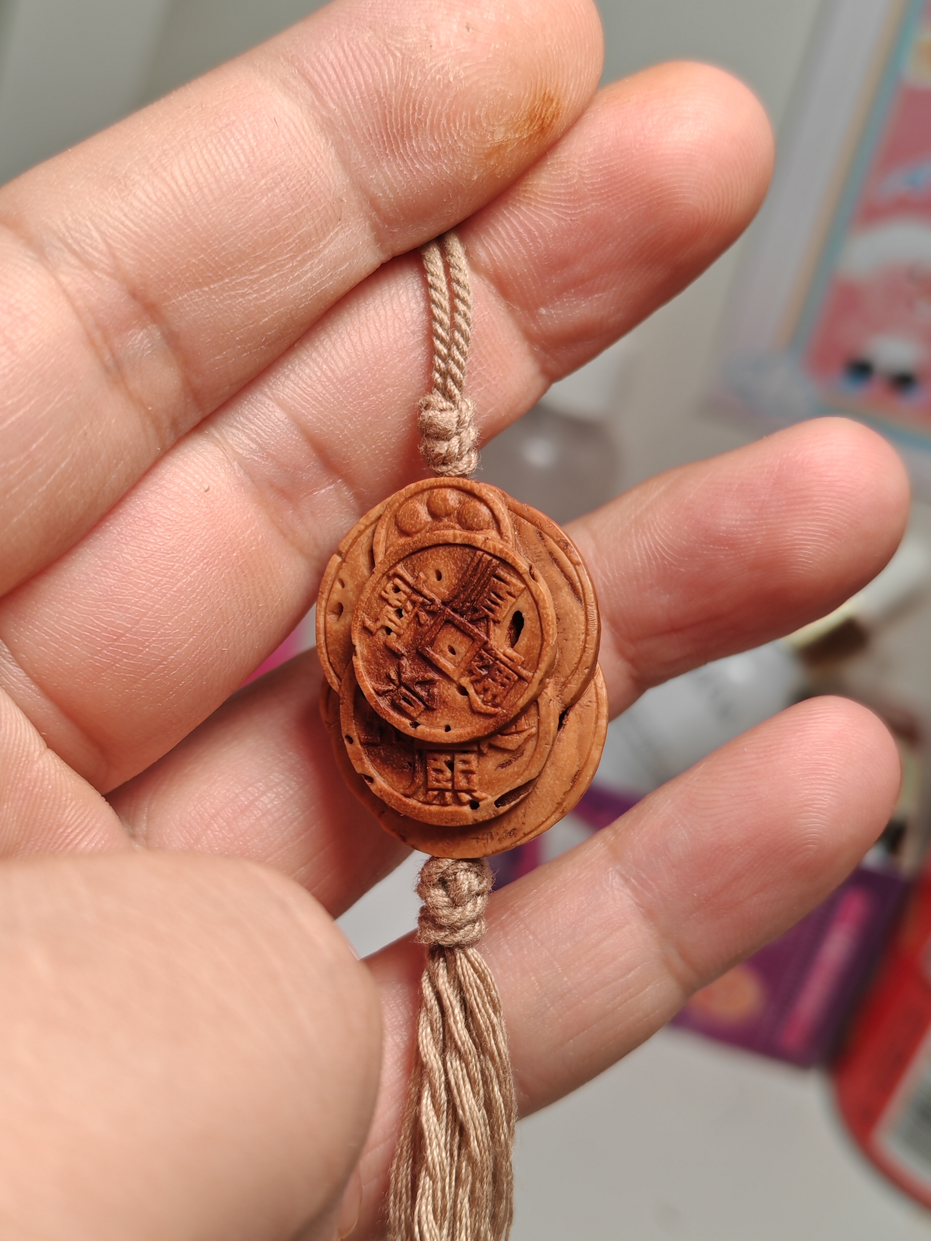泳莲蜜桃核雕刻五帝钱精美工艺之作