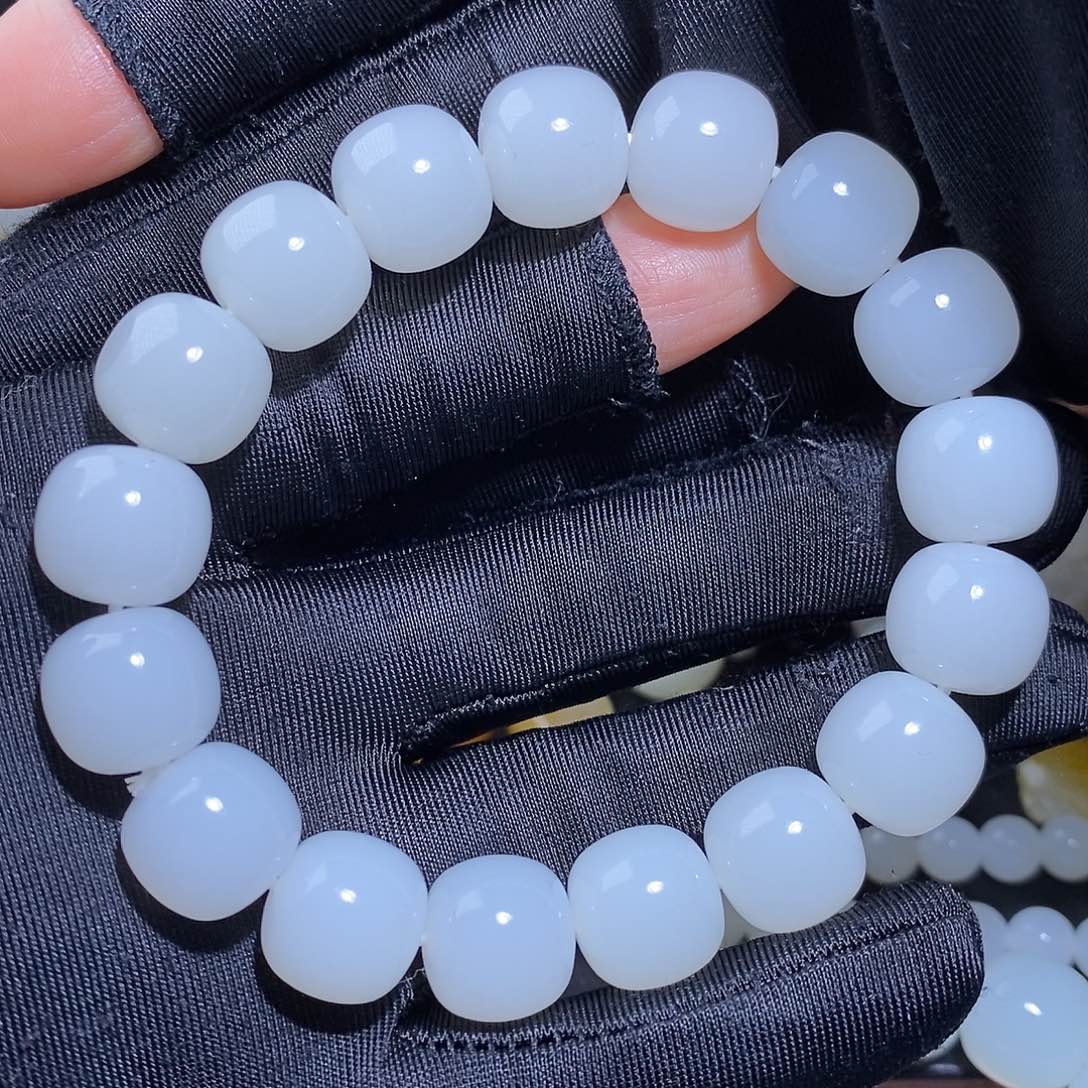 和田玉套链未镶嵌马**卡