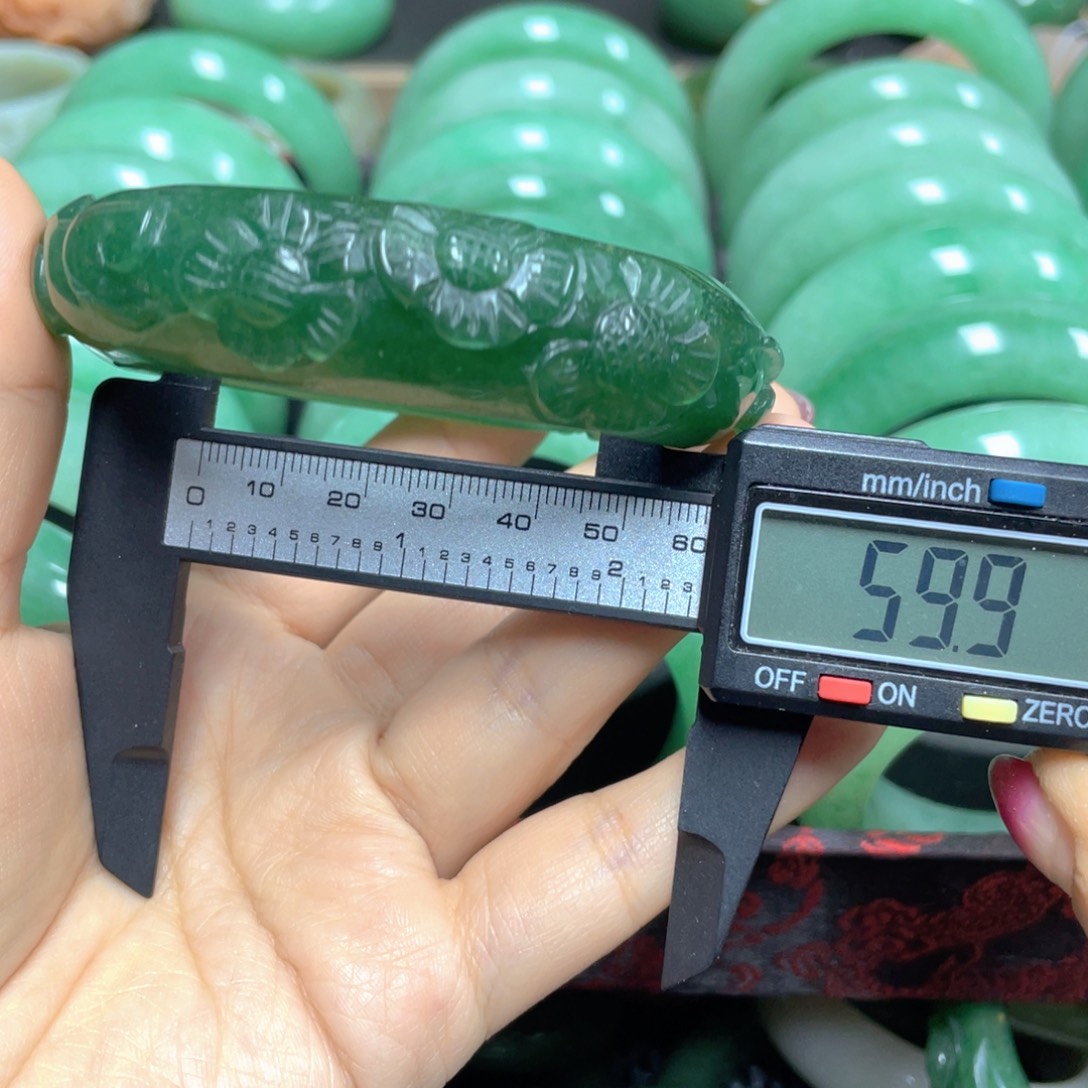爱***糕石英质玉未镶嵌手镯