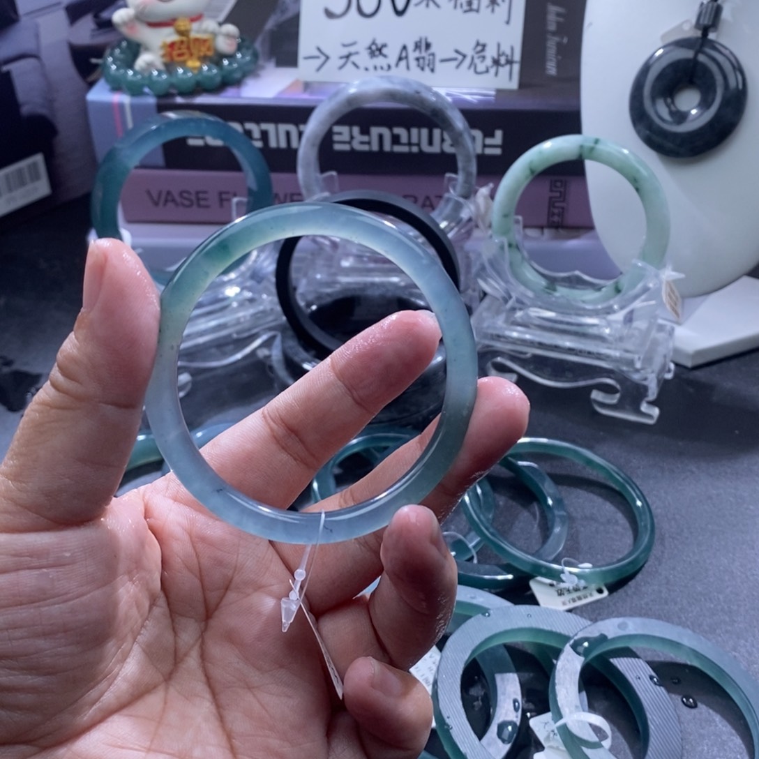 翡翠未镶嵌手镯蓝底飘色渐变圆条
