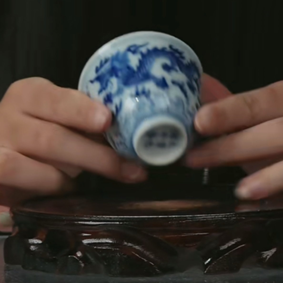 Y青花双龙戏珠纹铃铛杯