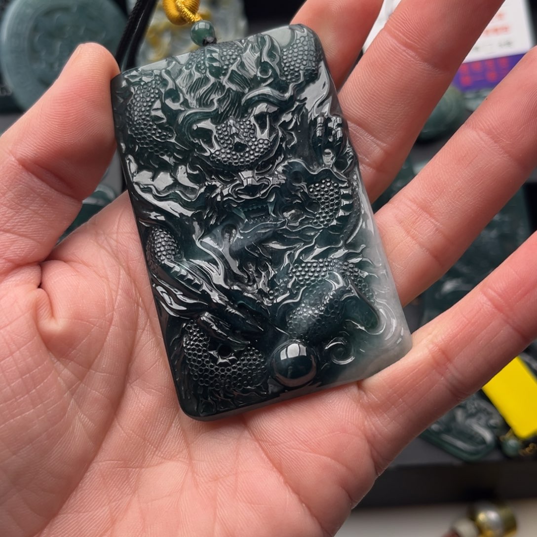 翡翠未镶嵌颈饰龙