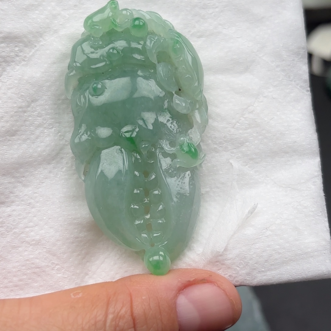 翡翠未镶嵌颈饰八方来财