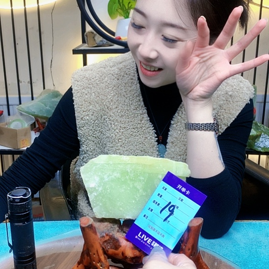 【闪购商品】未镶嵌蛇纹石玉原石拿****人