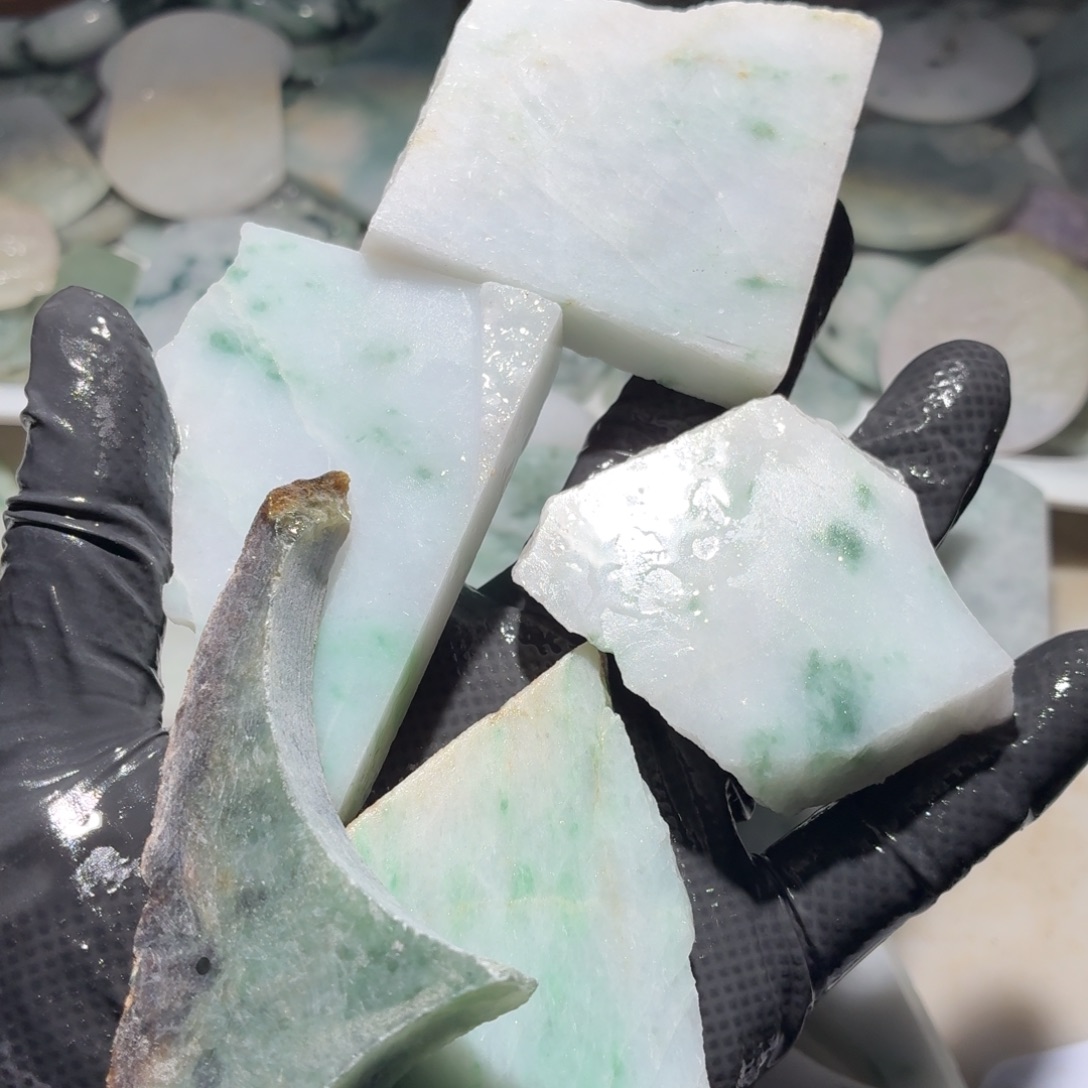 翡翠未镶嵌颈饰边角料