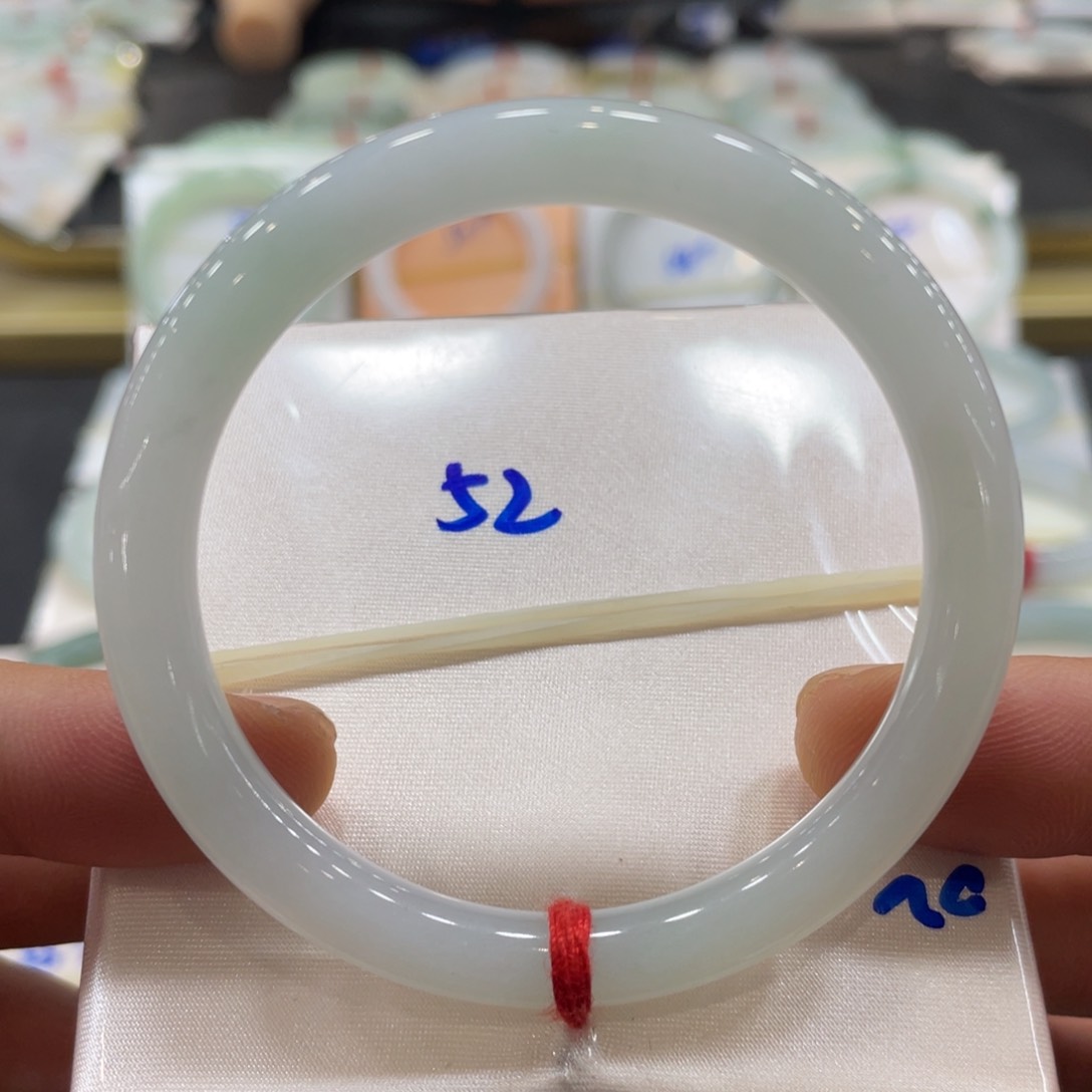 翡翠手镯未镶嵌翡翠手镯